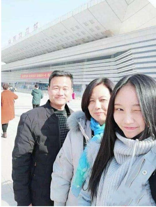 「」35岁大龄剩女啃老和父母挤28㎡，老房脏乱差，父亲被迫离家