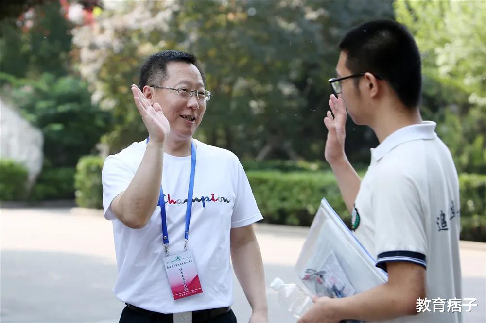 家庭作业|家长提议取消家庭作业，网上叫好声一片，老师4点理由让声音瞬间熄火！