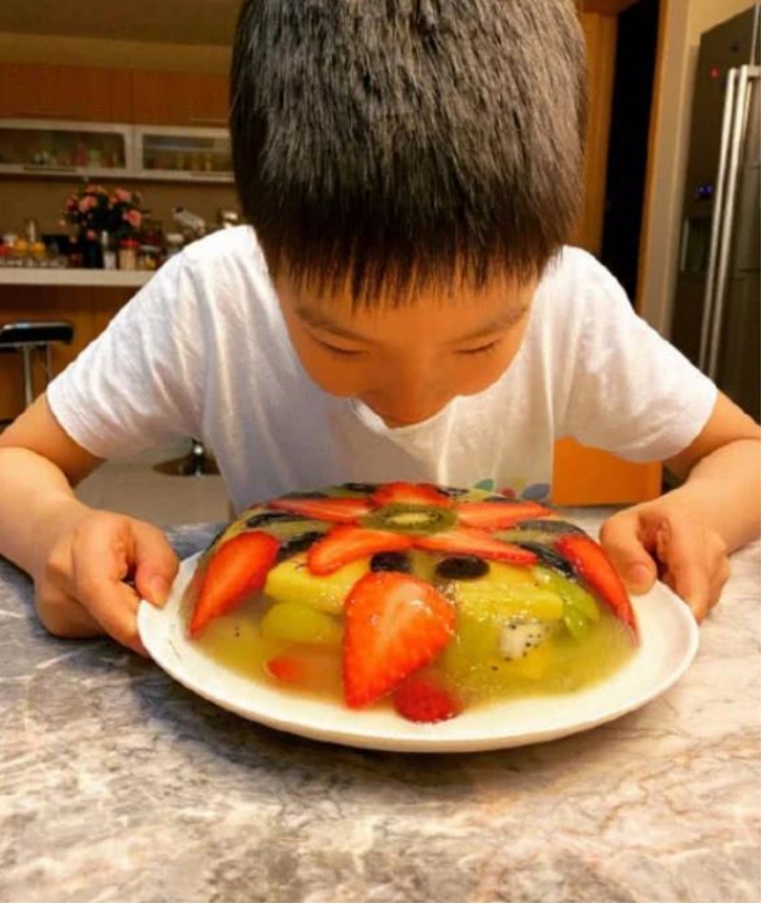 【黄圣依】?黄圣依晒“水果拼盘”，看了成品后，网友：有钱人才吃得起吧！