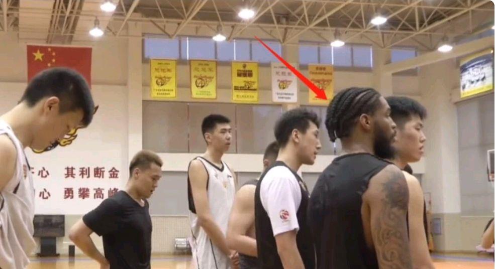 『广东男篮』CBA消息速递！杜锋找到马尚替身 辽宁引进八帽神塔 重启或再延期！