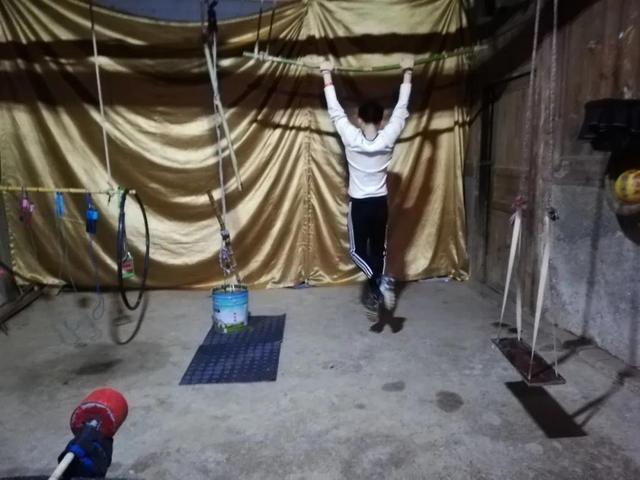 #湖北#湖北大学生宅家自制健身房，疫情期间带全家一起锻炼：太自律了！