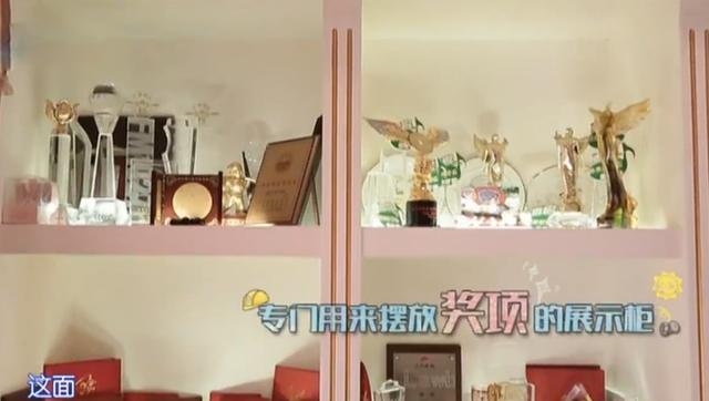 |带你看看何洁的豪宅，厨房冰箱又矮又小，一看就不经常在家做饭