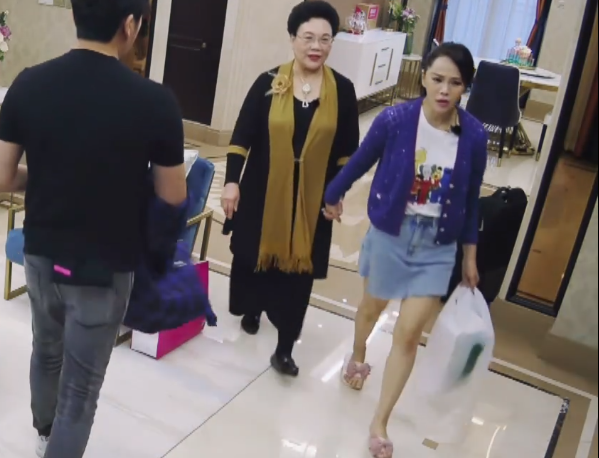 『陈若仪』陈若仪上节目连换两个名牌包,伊能静穿着却很随意!骨子里的自信