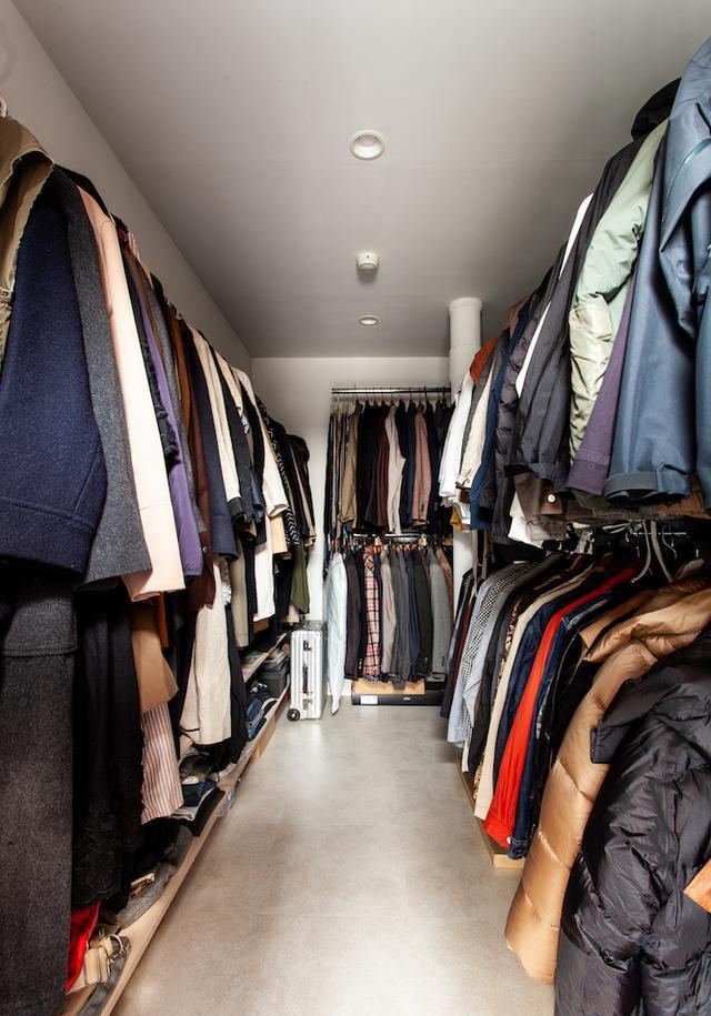 『』晒晒这对日本夫妻的家，4层隔板挂墙当鞋架，摆100双鞋绰绰有余！