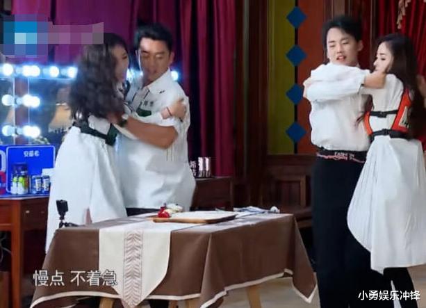 [郭麒麟]《跑男》郭麒麟张天爱一起做游戏，看清他手放的位置，弹幕真相了