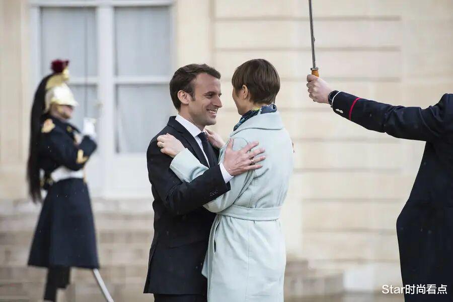 #埃马纽埃尔·马克龙#马克龙抛下大25岁老婆！和美女总统拥抱深情对视，衣服淋湿不在意