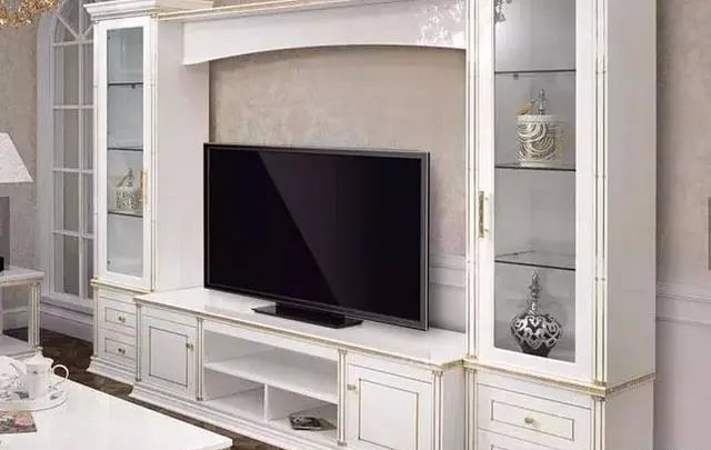 『』电视机挂墙上好还是放电视柜上？看完就别再纠结了，优劣一目了然