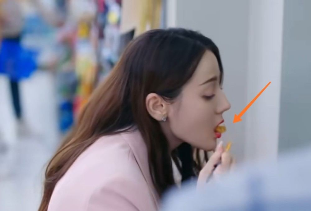 「迪丽热巴」迪丽热巴新剧妆容有多厚？带大红唇吃火锅，抬头时观众看愣了