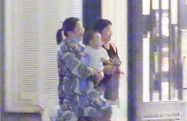 【赵丽颖】赵丽颖带儿子想想家庭聚餐，冯绍峰妈妈抱着孙子边走边吻，好幸福