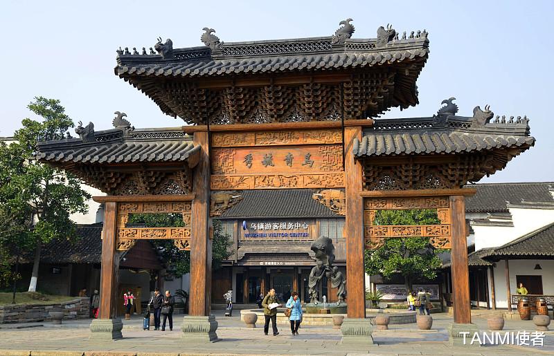 【古镇】中国最成功的古镇,人口不到9万年收入21亿,门票200游客依旧买单