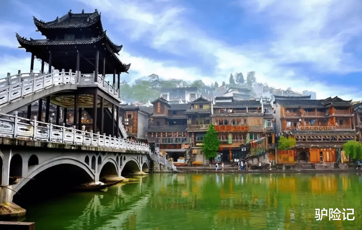 [凤凰古城]为何当初名噪一时的凤凰古城，如今却跌下神坛，被网友嫌弃？