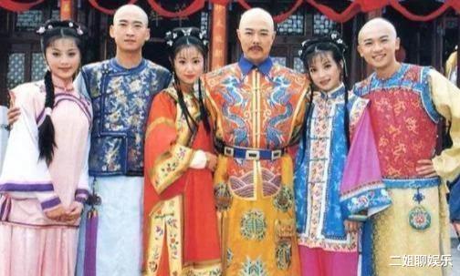 还珠格格▲还珠格格:同样是含香进宫献舞,旧版冷若冰霜,新版却眉欢眼笑