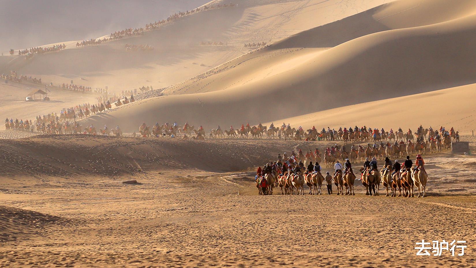 月牙泉|爆红的敦煌月牙泉，国庆前就已漫山遍野是游客，但未来还可以更好