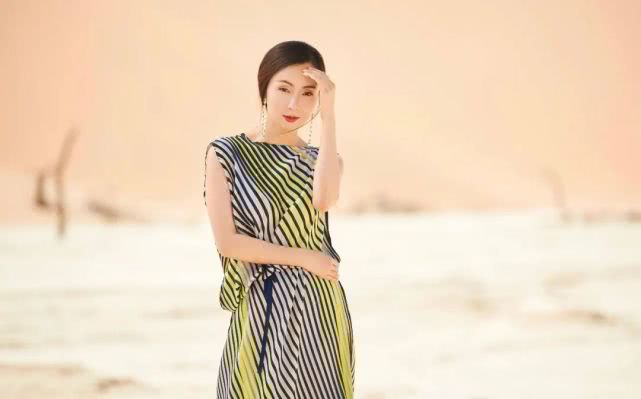 「连衣裙」48岁小陶虹穿搭太少女，扎双马尾素颜出镜，一双大长腿抢尽风头