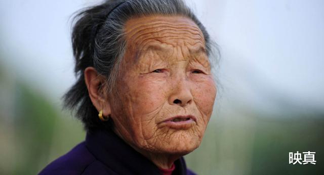 映真|母爱如山！9旬老人生下三个“猴娃”，细心照顾，只为孩子幸福