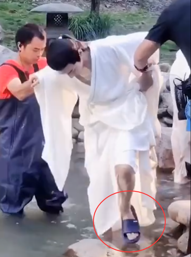 罗云熙|罗云熙仙气再重，也逃不过蓝色拖鞋的摧残，粉丝：滤镜粉碎机