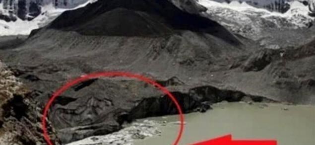 喜马拉雅山|喜马拉雅山“出大事”了?冰雪融化后,湖内发现的东西让人害怕