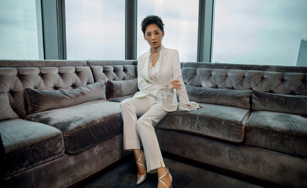 『宁静』48岁宁静短发穿西装跳舞，骨感迷人，网友：这也太帅了吧！