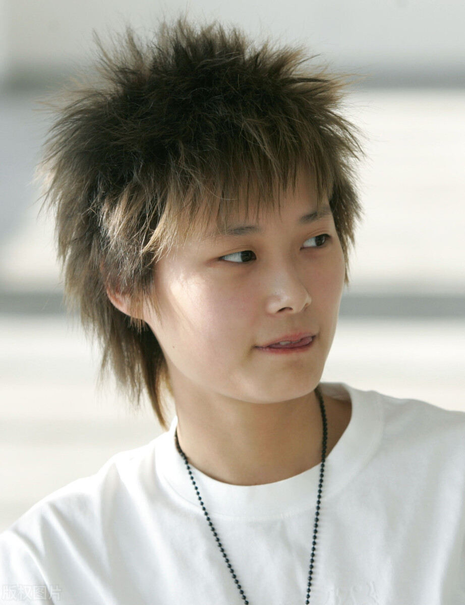 李宇春|李宇春新歌出炉，唱出万众心声，霸气服装惊艳全场