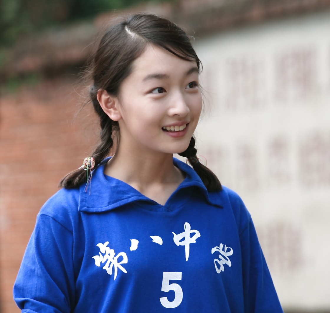 「周冬雨」金像奖：周冬雨力压郑秀文封后，张艺谋大赞：中国电影未来希望