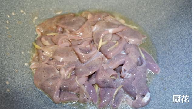 猪肝▲夏季吃它最补血,跟韭菜一起炒,老公吃的汤汁都不剩