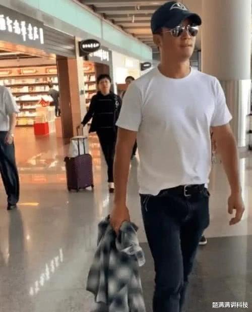 谭松韵▲有种“抢镜”叫吴京机场照,全场焦点都在后面的老大爷身上,网友:惹不起