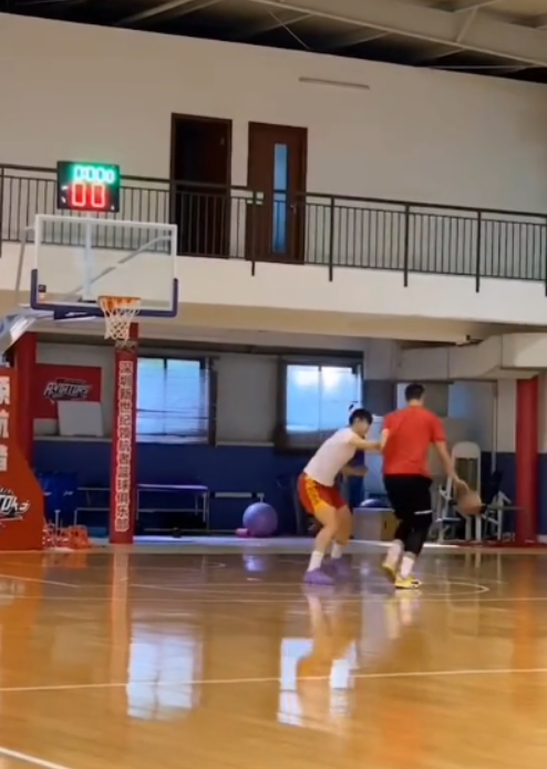 「赵义明」中国篮坛最高情侣：女方2米01男方2米18，生儿子超2米30？