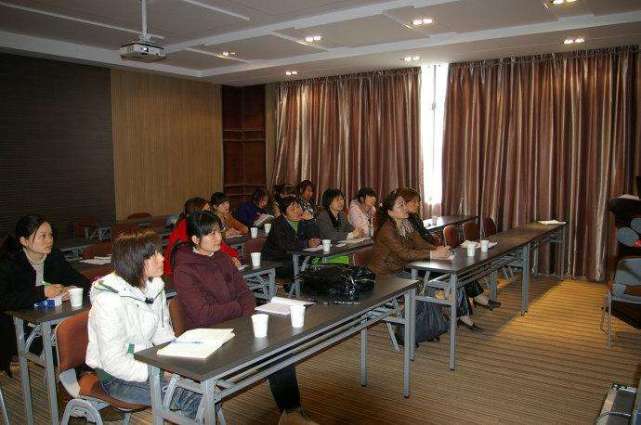 「」40岁的中年人，适合从事这三类职业，压力不小却能拿高薪