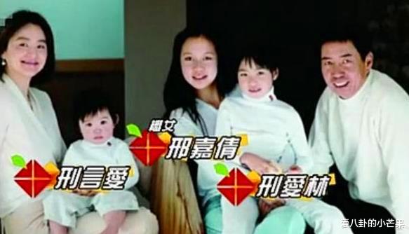 林青霞|偶遇林青霞带小女儿逛街，被嘲穿露脐装肚子像怀孕，分不出谁是闺女谁是妈