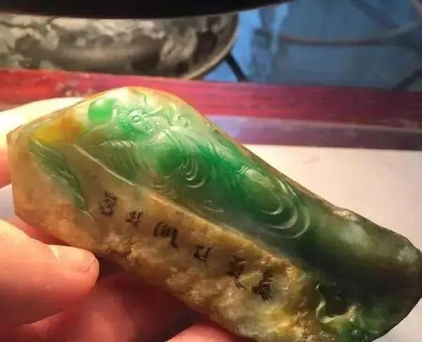 蜜蜡▲一块让人头疼的翡翠原石，没想玉雕师灵感一来，作品竟可作为传世之宝！