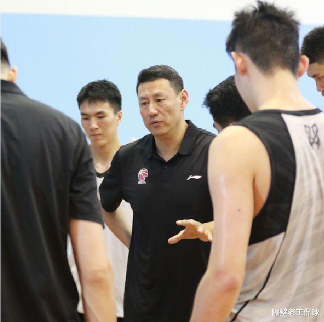 李楠|战术鬼才！李楠取加盟CBA首胜 李禄瞳表现抢眼 我们欠他一句道歉