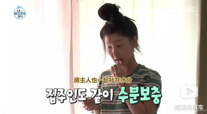 电影|被网暴6年的25岁女星独居生活曝光 床直接摆在客厅