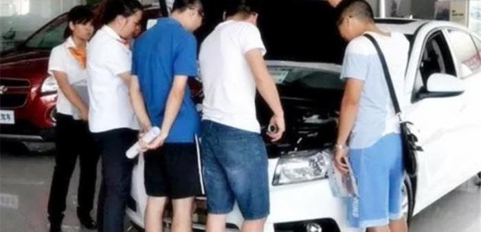 |4S店员工为啥都买低配车?离职销售说出实情,车主:不愧是商人