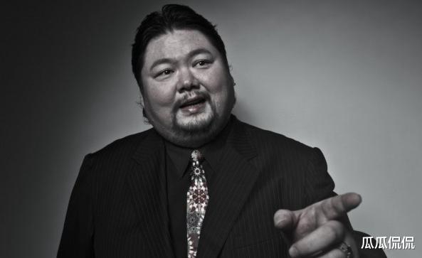 黄渤|他被黄渤捧红片酬翻10倍，却醉酒身亡，美貌妻子改嫁老外生活滋润