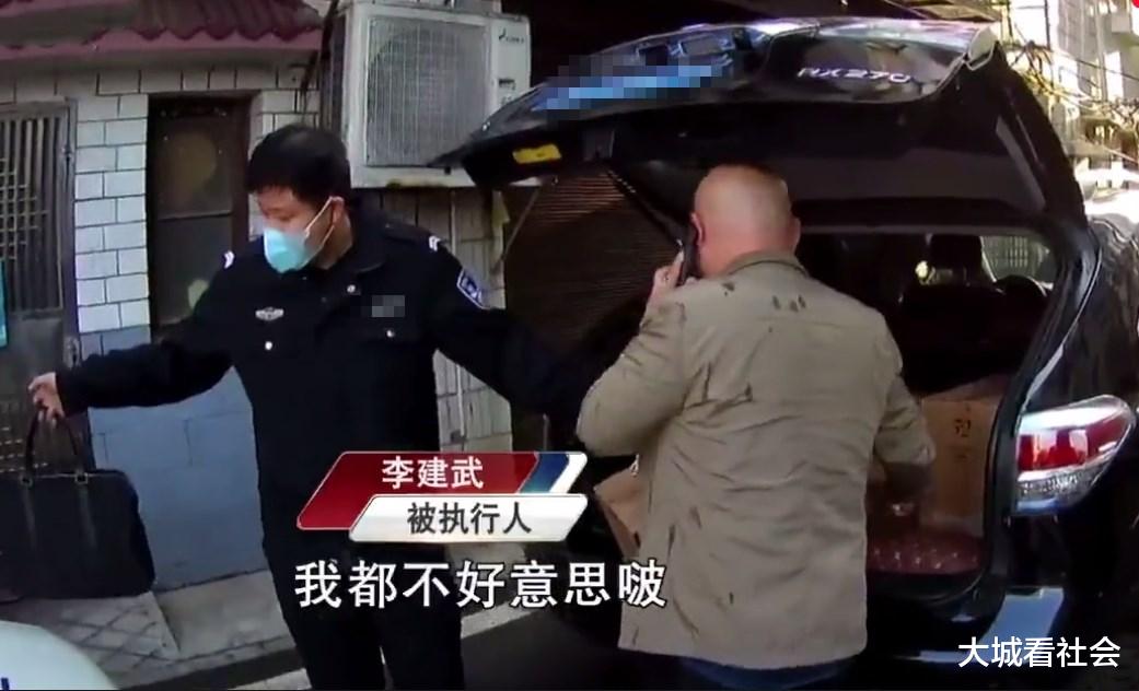 「豪车」男子借20万6年不还，名下没有1分存款，却开着百万豪车