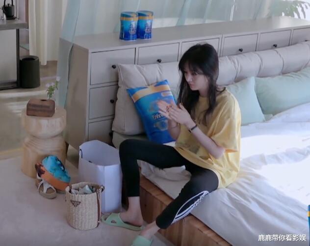 郑爽:谭松韵早起,没化妆就下楼做饭,而有谁注意郑爽?果然女神都是精致的