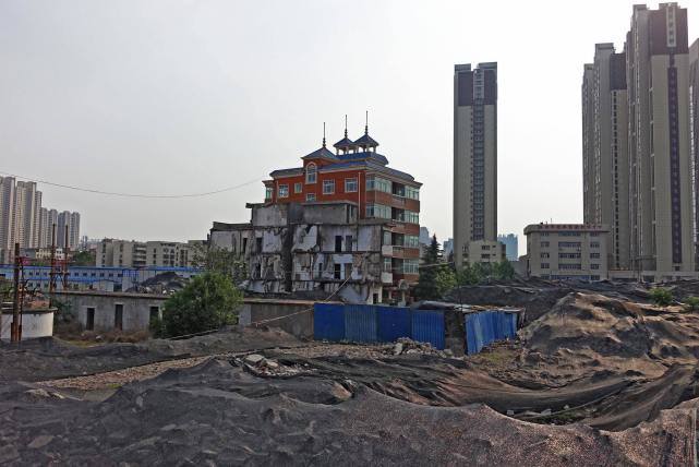 |中国最强“钉子户”,赔6亿都无动于衷,看到屋内装饰:谁敢拆