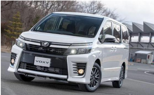 丰田埃尔法|买不起埃尔法不妨看它,丰田VOXY仅15万,油耗4L