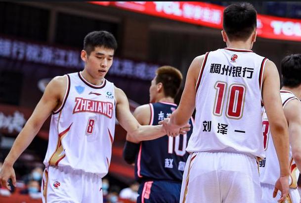 广东男篮|广东内线又被打爆！阿日苏伟3分钟5犯规，杜锋气得砸战术板喷人