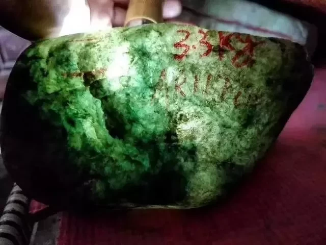 【翡翠】一块本以为切垮的南齐原石，黑暗中终遇曙光，成品美得不敢相信！