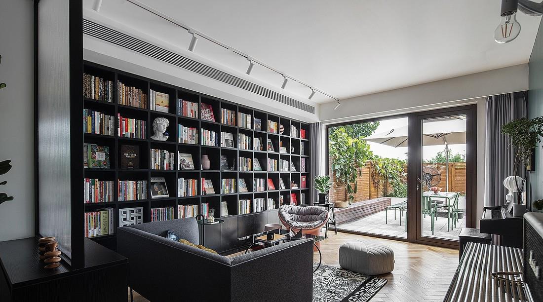|她70㎡“去客厅化”之家,凭着书墙和庭院圈粉无数,网友:住不腻