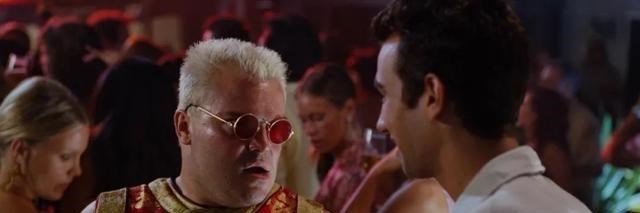 汤姆·克鲁斯|汤姆·克鲁斯变秃头，钢铁侠演黑人，这部沙雕战争喜剧讽刺了谁？