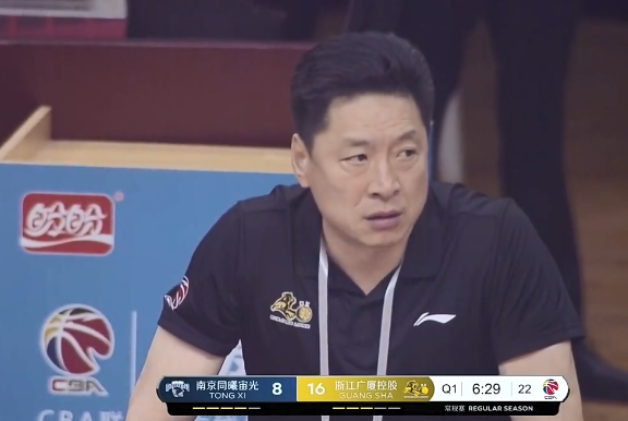 「李春江」李春江的风格变了?全场几乎坐着指挥,赛后给出原因,让人心疼