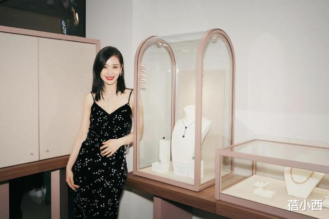 「王子文」王子文又在国外凹造型，穿深V领连衣裙配齐肩短发，美得高贵优雅