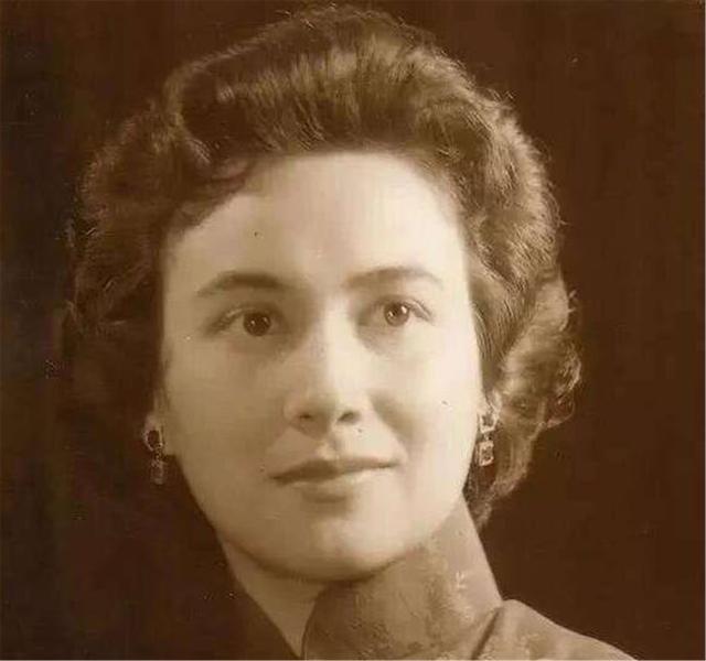 晓君侃史|她跟堂弟生子，为掩盖私情帮亲哥哥打下商业帝国，死前状告亲哥