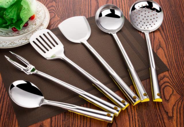 ＂为啥买餐具要认准304不锈钢？不锈钢的这些区别，要知道＂