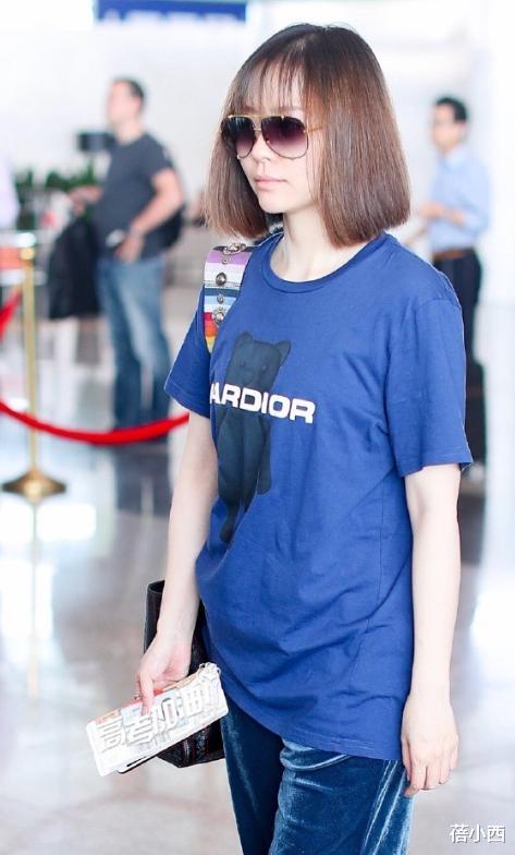 t恤■张靓颖剪了空气刘海+波波头，穿蓝色T恤配阔腿裤，私服超有巨星范