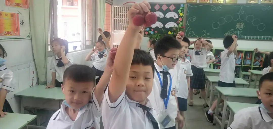 []因为学校荔枝树挂满了果，所以学生们都摘荔枝去了！