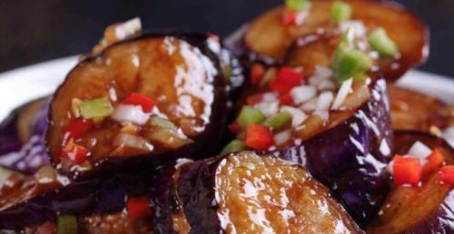 茄子▲炒茄子时，先放油是大错特错，只需多加这1步，茄子软嫩不吸油！