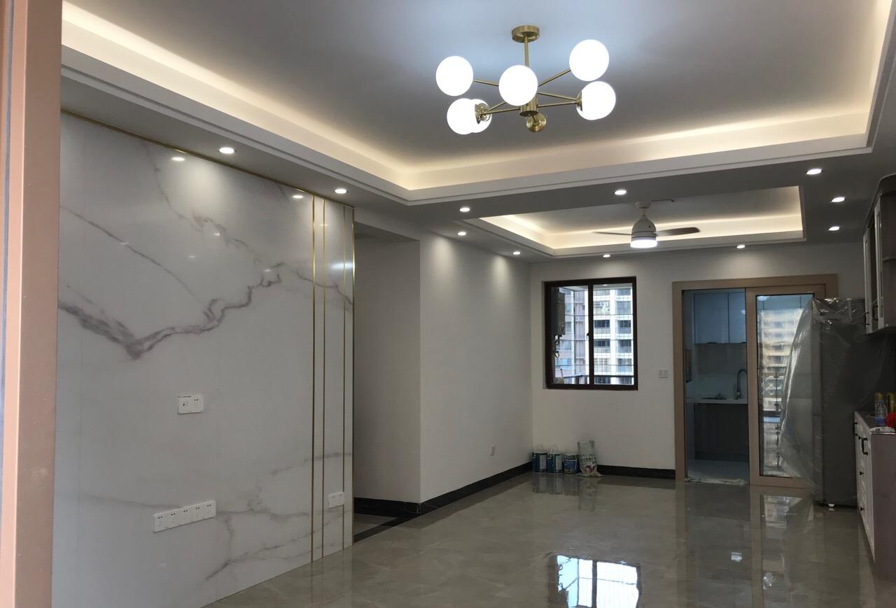 「」花了两天打扫干净，还没布置家具就很漂亮，家人都满意电视墙！